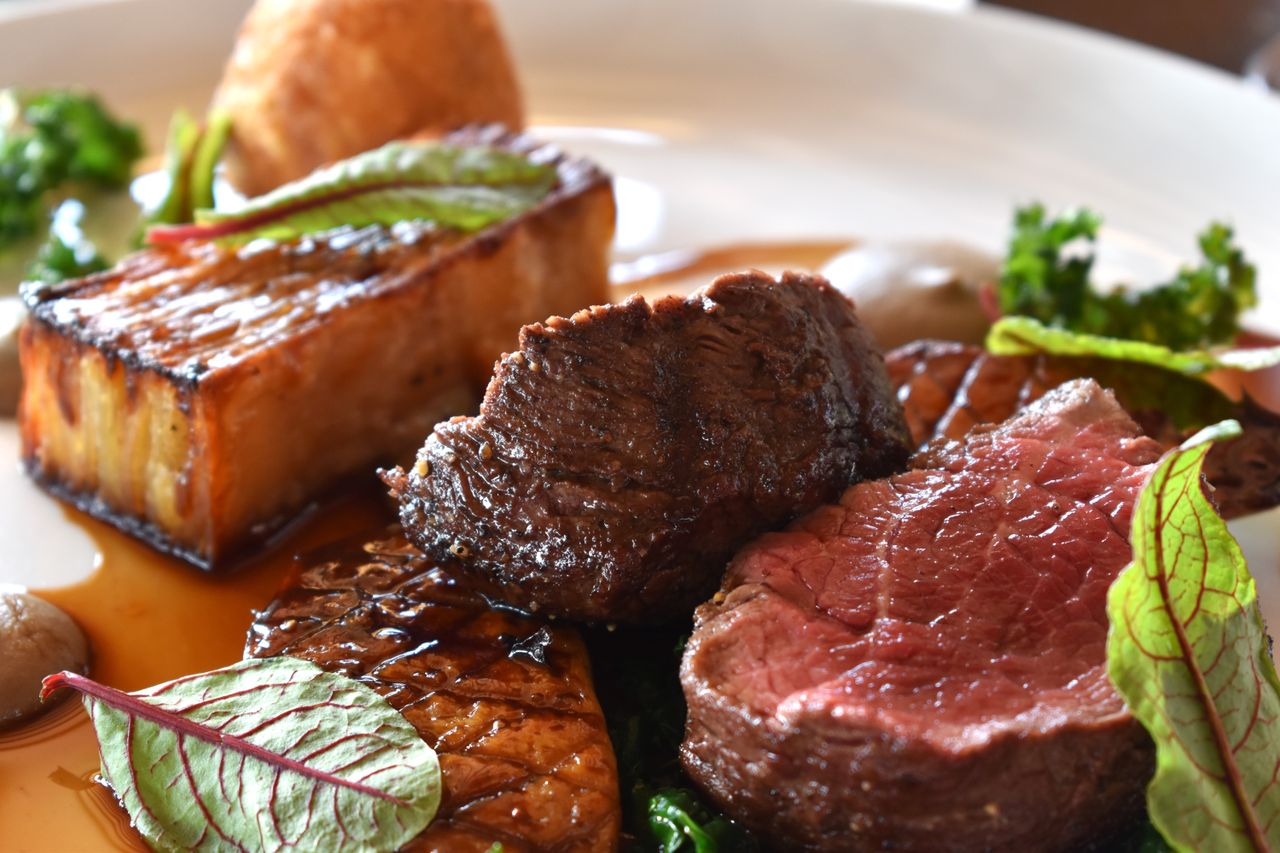Filet de bœuf rosé nappé de jus, pommes de terre confites et jeunes pousses