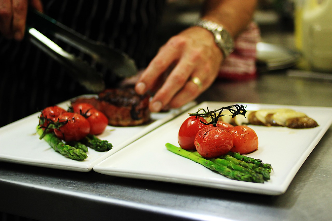 Dressage en cuisine, pièce de viande grillée, tomates cerises et asperges vertes